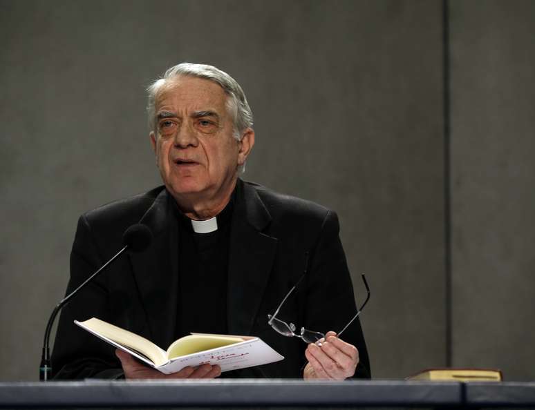 O porta-voz do Vaticano, padre Federico Lombardi, concede entrevista sobre a situação do papa Bento XVI após a renúncia