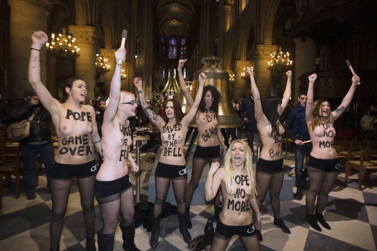 Oito feministas com os seios à mostra participaram em uma manifestação nesta terça-feira na catedral de Notre Dame de Paris para festejar a saída do Papa Bento XVI