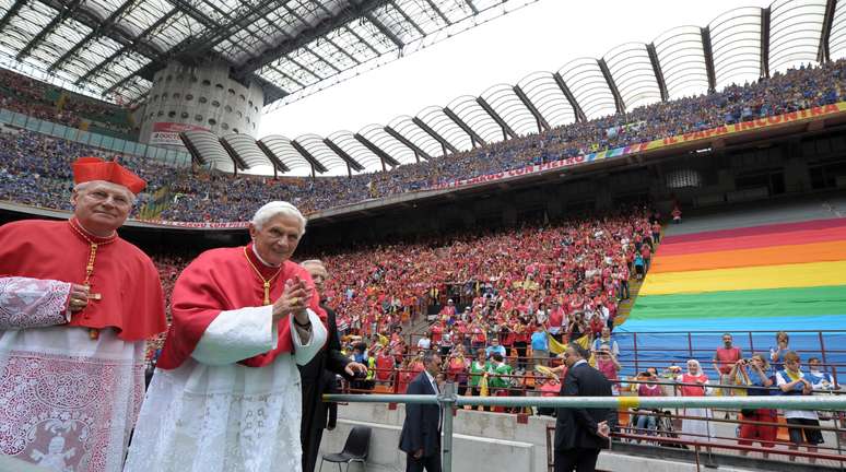 <p>Na foto, o italiano Angelo Scola aparece ao lado de Bento XVI no 7º Encontro Mundial de Famílias</p>