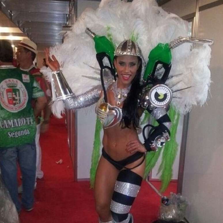 Kelly est&aacute; preparada para sair pela Grande Rio