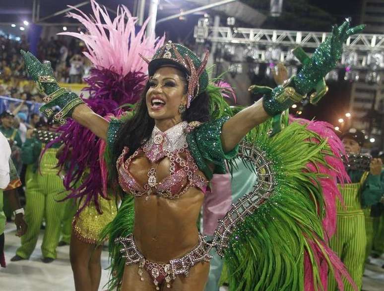 <p>Gracyanne Barbosa desfilou como rainha de bateria da Mangueira</p>