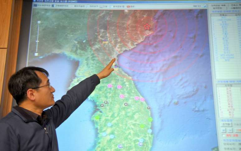Meteorologista norte-coreano mostra a região na Coreia do Norte em que se registrou o tremor