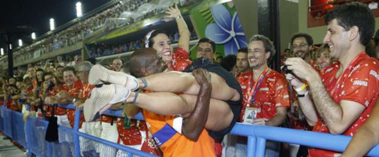 <p>Narcisa Tamborindeguy tietou o gari Renato Sorriso durante o segundo dia de desfiles de Carnaval do grupo especial do Rio de Janeiro</p>