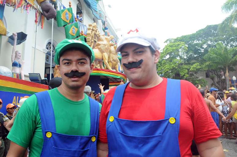 <p>'Mario' e 'Luigi', dos jogos de videogame, também desfilaram por Olinda</p>