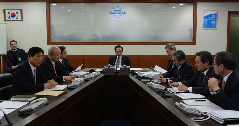 <p>O presidente sul-coreano, Lee Myung-bak (centro), liderou&nbsp;uma reuni&atilde;o do Conselho Nacional de Seguran&ccedil;a da Coreia do Sul, em Seul, logo ap&oacute;s a not&iacute;cia do teste</p>