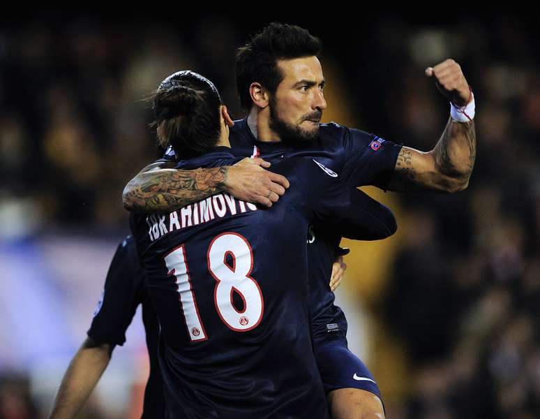<p>Com amplo dom&iacute;nio, o Paris Saint-Germain venceu o Valencia por 2 a 1 e est&aacute; perto de disputar as quartas de final da Liga dos Campe&otilde;es. Um dos gols foi marcado por Lavezzi (foto)</p>