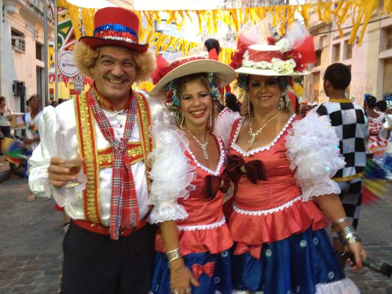 Fantasiada de boneca, Sônia Queiroz (centro) fez sucesso com os rapazes no Carnaval de Recife