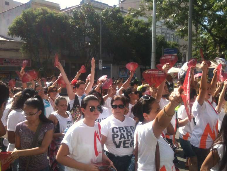 <p>Fi&eacute;is desfilam no bloco Mocidade Dependente de Deus, no Rio de Janeiro</p>