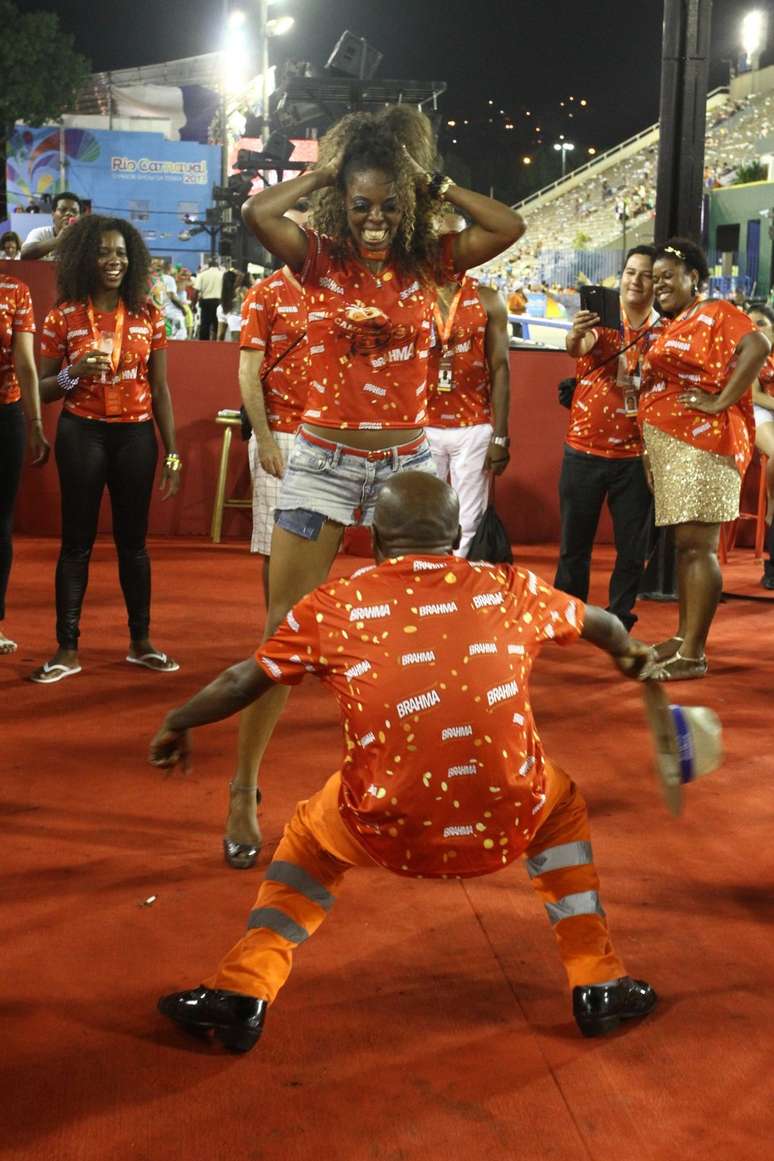 Figurinha carimbada do Carnaval do Rio de Janeiro, o gari Renato Sorriso mostrou simpatia e samba no pé no camarote Brahma na segunda noite de desfiles na Marquês da Sapucaí