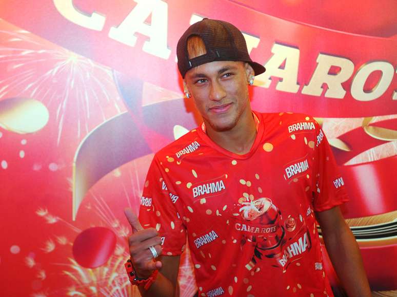 <p>O craque Neymar curte o Carnaval do Rio e admite desfilar no futuro </p>