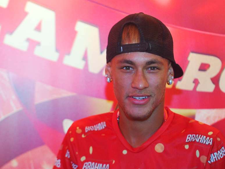 <p>O craque Neymar foi conferir a amada na Sapucaí</p>