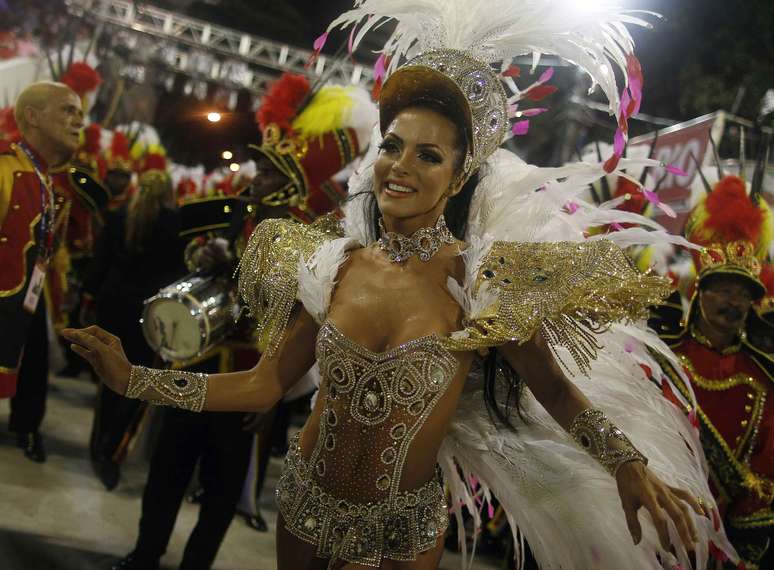 <p>Carla prata é a rainha da bateria da escola</p>