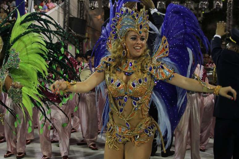 <p>Bruna Almeida veio à frente da bateria da São Clemente</p>