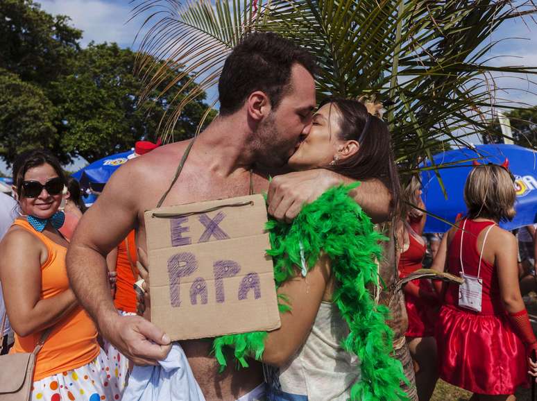 No meio da folia e do romance, nem a renúncia do Papa Bento XVI escapou da festa