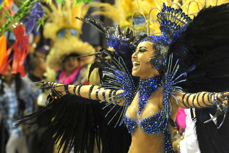 <p>Fechando o Carnaval de 2013 do Rio de Janeiro, a Vila Isabel entrou na Sapucaí às 04h40 de terça-feira com um samba-enredo que homenageou o interior do Brasil. Na foto, Sabrina Sato canta com a escola</p>