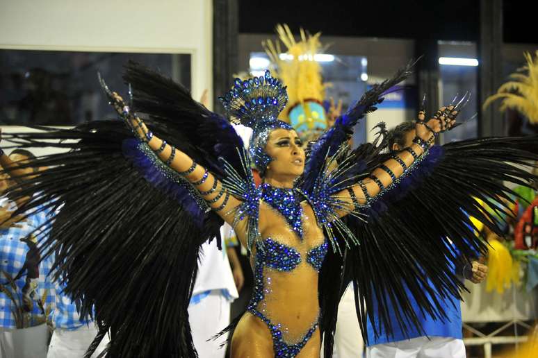 <p>Sabrina Sato desfilou à frente da bateria da Vila Isabel, que fechou o Carnaval carioca</p>