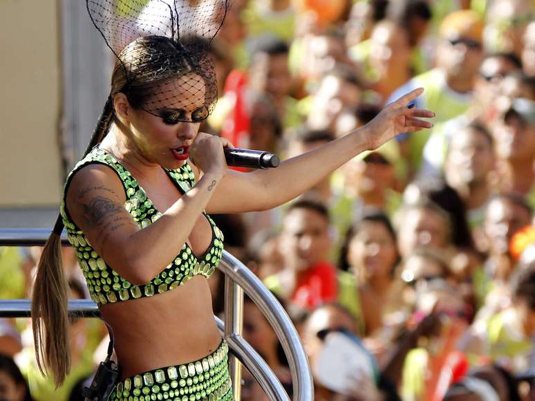 Com a vocalista Alinne Rosa usando figurino em homenagem a Madonna, banda Cheiro de Amor comandou a folia no Bloco Gula/Cheiro de Mar, nesta terça-feira (12), no circuito Barra-Ondina