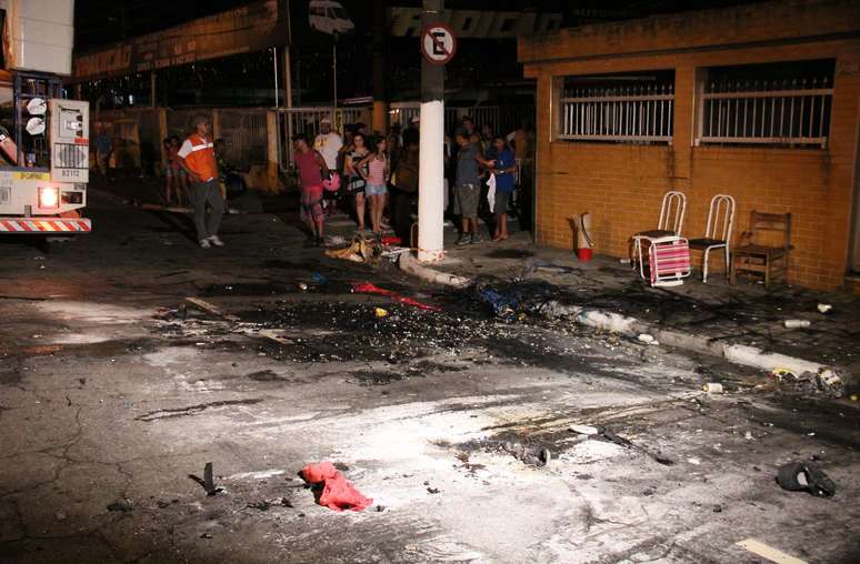 <p>No Carnaval de Santos, um dos carros alegóricos da escola Sangue Jovem pegou fogo e suspendeu o restante dos desfiles na cidade; após choque do carro da escola com a rede elétrica, três pessoas que empurravam o veículo morreram na hora; uma quarta pessoa foi socorrida, mas também morreu</p>