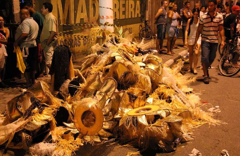 <p>Um carro alegórico da escola de samba Sangue Jovem, de Santos, no litoral de São Paulo, pegou fogo na madrugada desta terça-feira (12), logo após o desfile da agremiação</p>