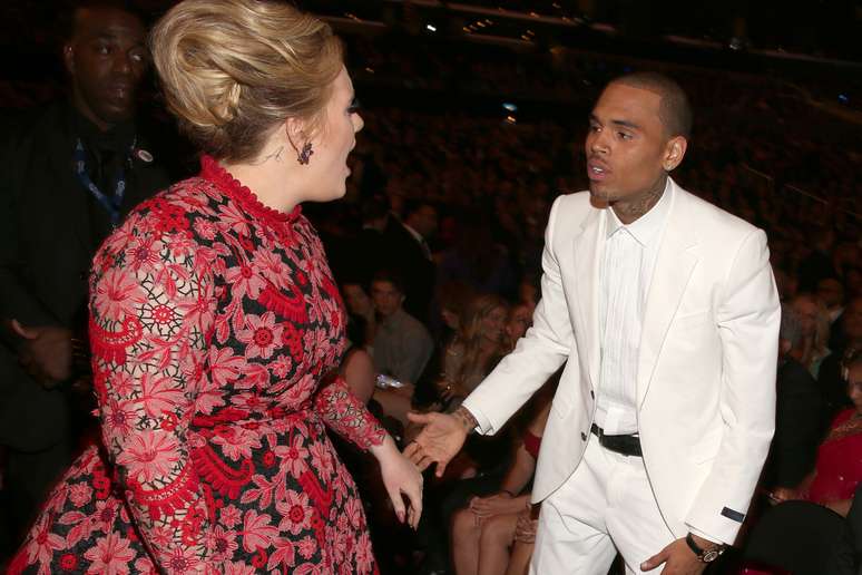 Adele e Chris Brown foram fotografados no que parecia ser uma discussão