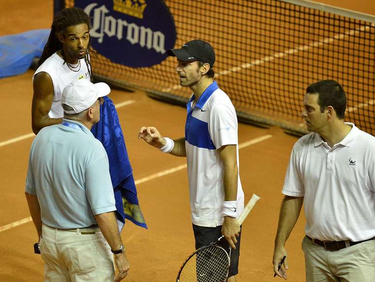 <p>Alemães Dustin Brown (à esq.) e Christopher Kas se irritaram com as condições do saibro do Ginásio Mauro Pinheiro e disseram durante o jogo as palavras "quadra de m..."</p>