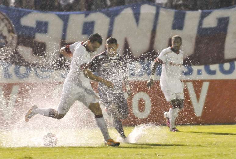 <p>Com gols de Leandro Damião (foto) e D'Alessandro, Internacional bateu o Caxias por 2 a 0 no campo alagado do Estádio Centenário</p>