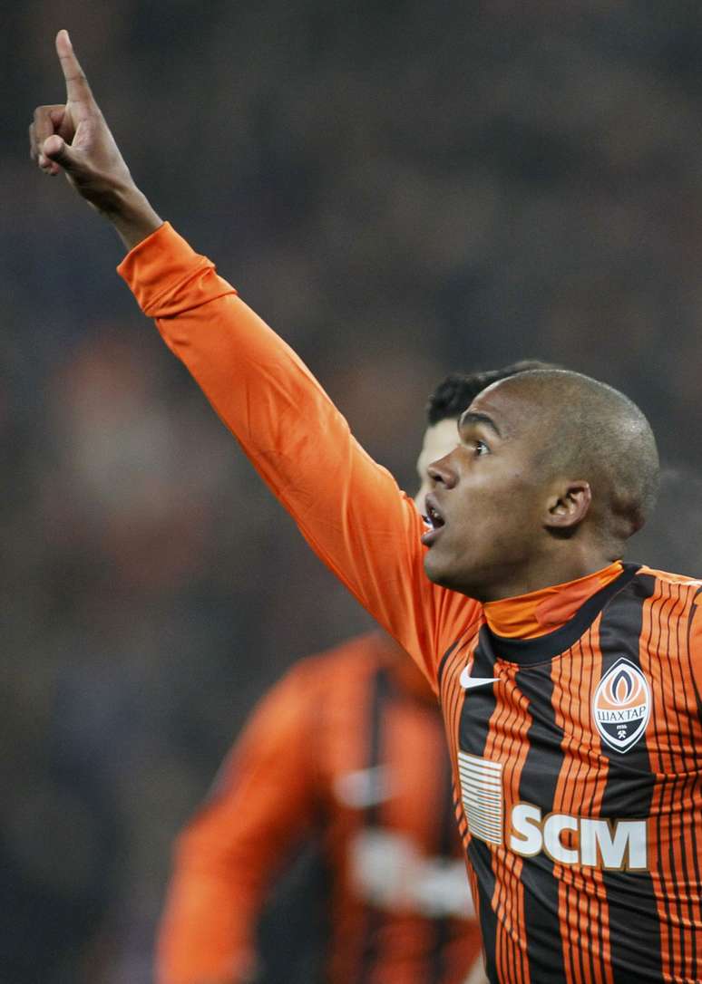 <p>Apesar de um gola&ccedil;o de voleio do brasileiro Douglas Costa, Shakhtar Donetsk cedeu o empate em casa por 2 a 2 para o Borussia Dortmund nesta quarta-feira, pelo jogo de ida das oitavas de final da Liga dos Campe&otilde;es</p>