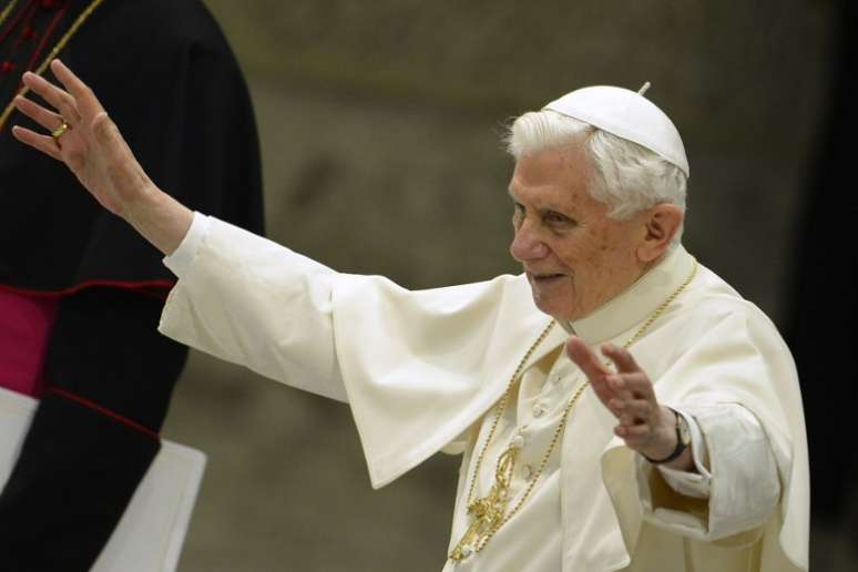 O papa Bento XVi saúda os fiéis presentes no Salão Paulo VI para a audiência geral desta quarta-feira, no Vaticano