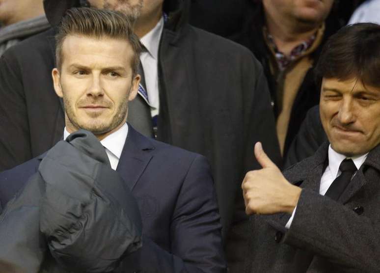 O ex-jogador brasileiro Leonardo, diretor esportivo do PSG, acompanha o jogo do time francês contra o Valencia ao lado do jogador David Beckham, em Valência. 12/02/2012