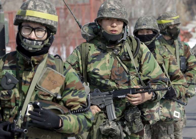 Soldados sul-coreanos participam de exercício militar perto da zona desmilitarizada entre as duas Coreias