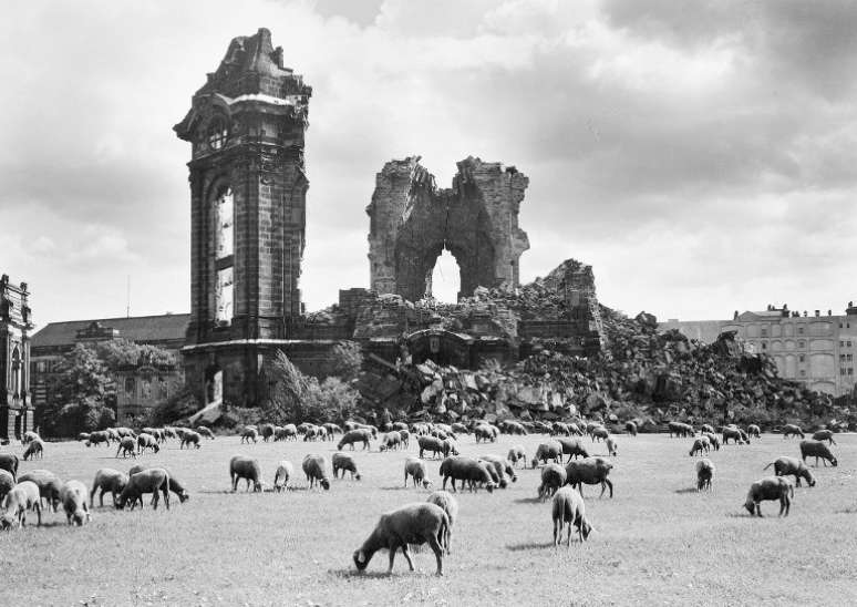 Imagem do dia 13 de fevereiro de 1945 mostra a igreja destru&iacute;da ap&oacute;s o bombardeio aliado