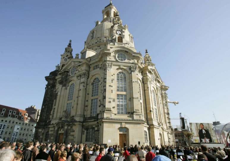 Multid&atilde;o acompanha uma missa realizada do lado de fora da Frauenkirche, em 30 de outubro de 2005