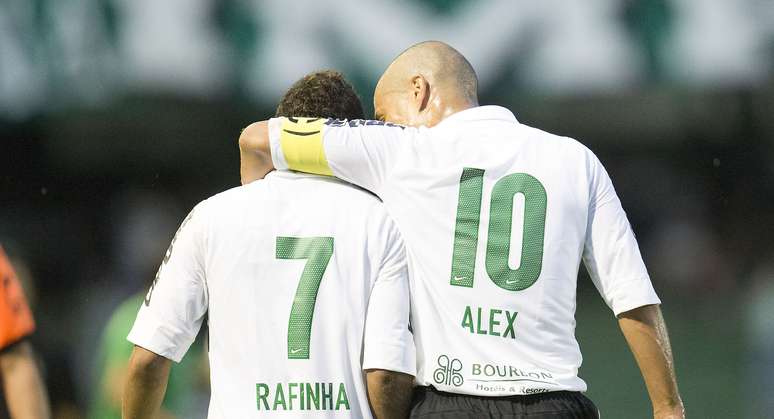 Alex cumprimenta Rafinha, autor de dois gols na vit&oacute;ria do Coritiba