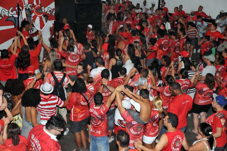 Integrantes da Dragões da Real comemoram quarto lugar da escola no Carnaval de São Paulo; resultado de 2013 é o melhor da história da agremiação