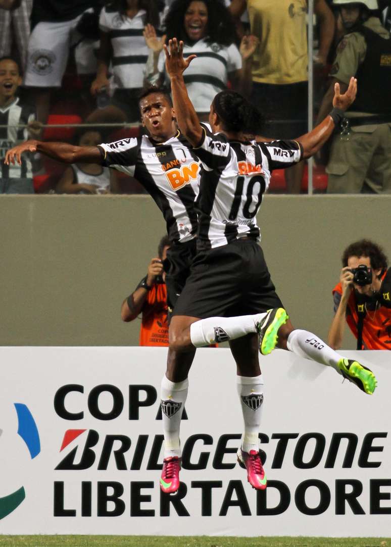 Jô e Ronaldinho comemoram gol do Atlético-MG no primeiro tempo contra o São Paulo