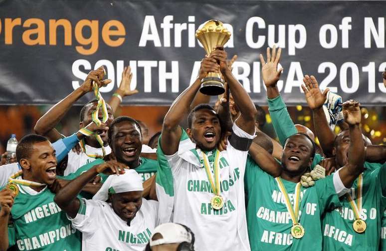 Jogadores da seleção da Nigéria comemoram título da Copa das Nações Africanas após partida contra o Burkina Faso em Johanesburgo, África do Sul. A Nigéria ganhou 22 posições no ranking da Fifa, nesta quinta-feira, após a conquista do título da Copa das Nações Africanas, mas o continente permaneceu sem nenhum representante entre os 10 primeiros colocados. 10/02/2013