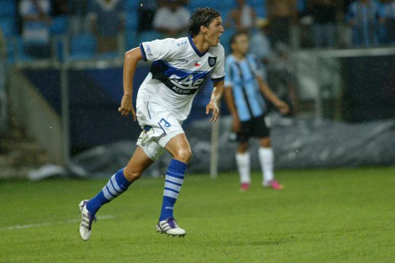 <p>Falcone comemora após abrir o placar em vitória sobre o Grêmio no segundo jogo da Arena</p>