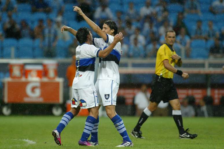Jogadores do Huachipato comemoram gol na Arena do Grêmio