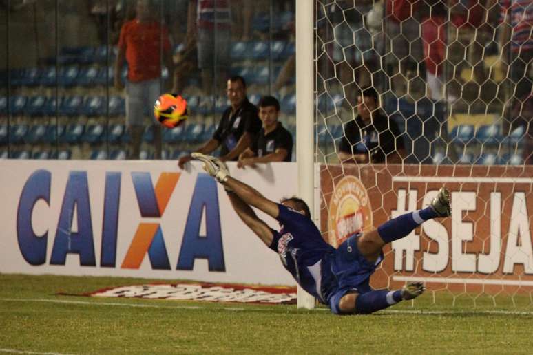 <p>João Carlos defendeu pênalti do Santa no primeiro tempo</p>