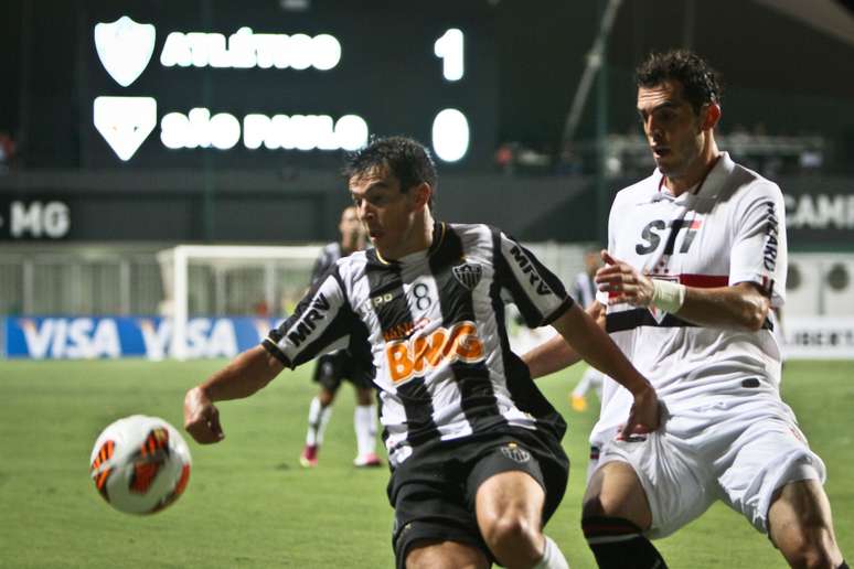 <p>Leandro Donizete protege bola da presença de Rhodolfo</p>