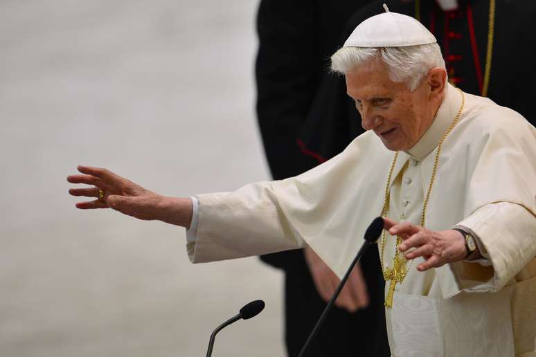 <p>O papa Bento XVI sa&uacute;da os participantes em&nbsp;audi&ecirc;ncia</p>