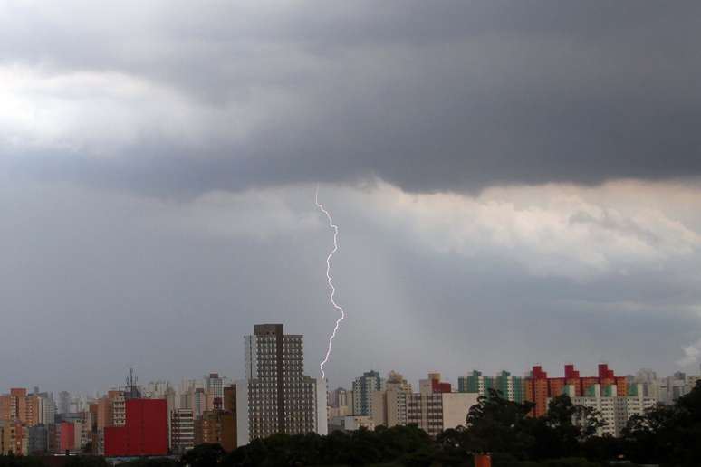<p>Nuvens carregadas na região central da cidade de São Paulo, na tarde desta quinta-feira</p>