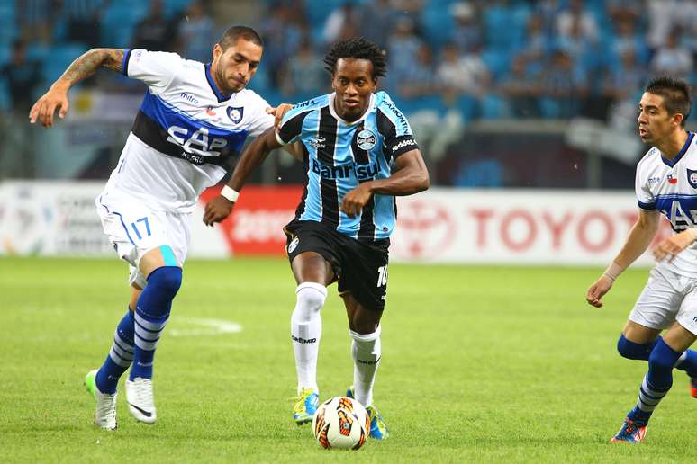 Zé Roberto carrega a bola no duelo contra o Huachipato