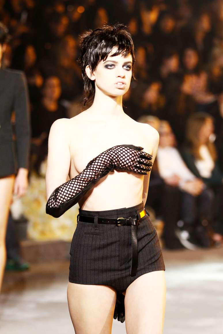 <p>A modelo utilizou a mão com luva para cobrir os seios durante o desfile de Marc Jacobs</p>