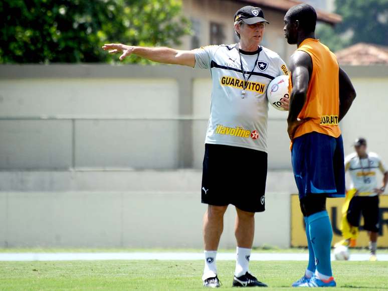 <p>Oswaldo de Oliveira conversa com Seedorf durante treinamento desta sexta-feira</p>