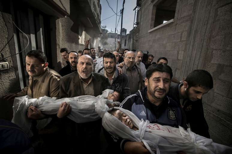 <p>O sueco Paul Hansen ganhou o prêmio de melhor foto do ano com imagem do funeral de Suhaib Hijazi, 2 anos, e seu irmão Muhammad, 3 anos, em Gaza</p>