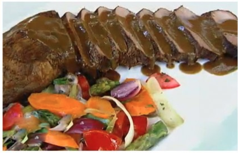 <p>Carne ao molho madeira com legumes refogados</p>