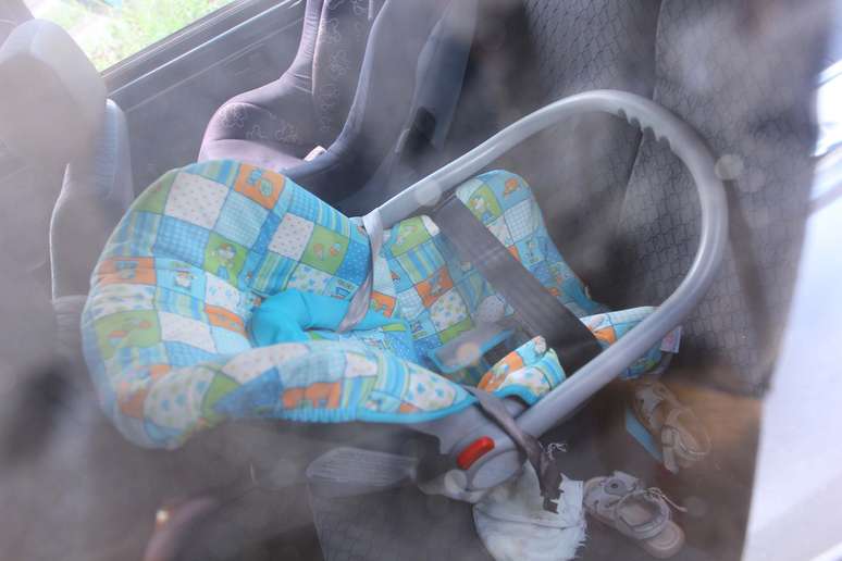 Bebê estava preso a cadeirinha dentro de carro fechado