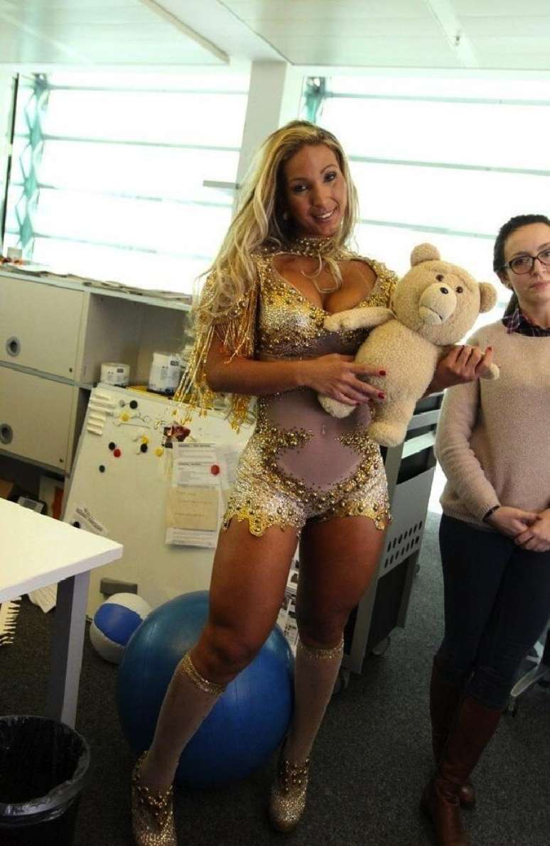 <p>Valesca Popozuda ganhou um urso de pel&uacute;cia de um f&atilde;</p>