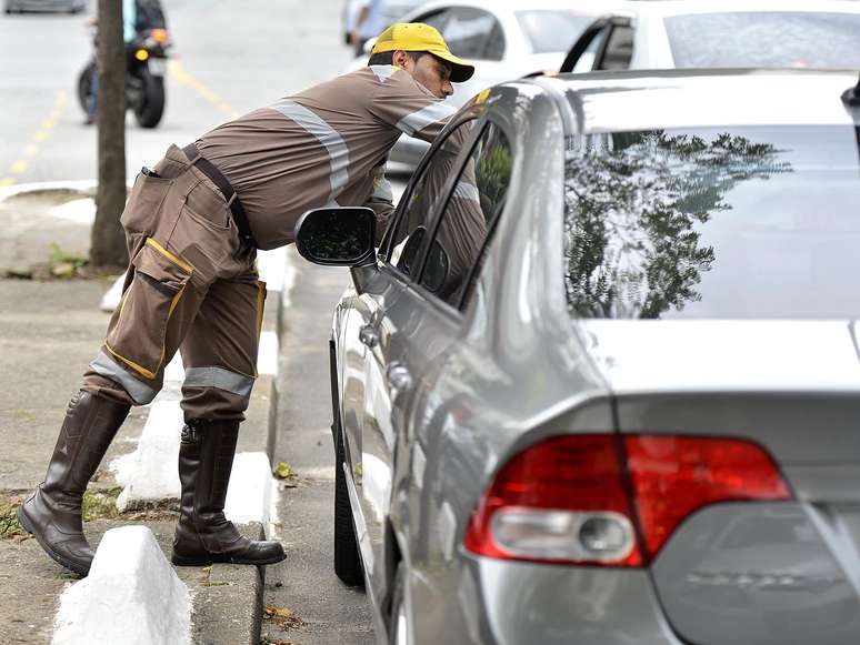 <p>Orientados por flanelinhas, motoristas estacionam carros em locais proibidos nas proximidades de ginásio</p>